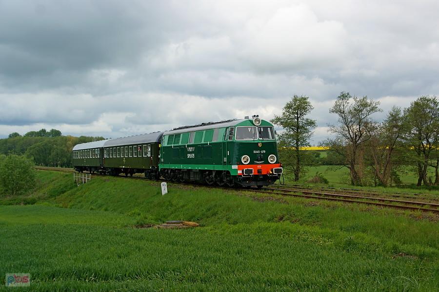 SU45-079 z pociągiem specjalnym ,,Fiatem po Podsudeckiej,, wjeżdża do Twardawy