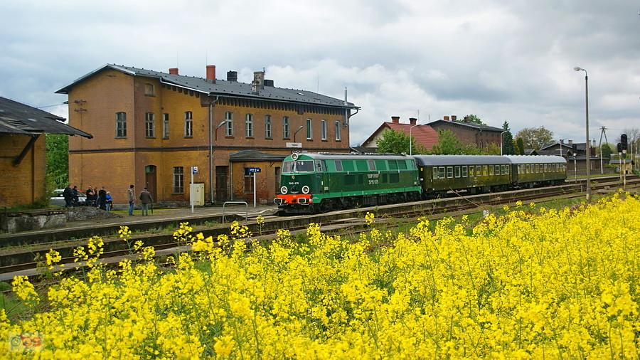 SU45-079 z pociągiem specjalnym ,,Fiatem po Podsudeckiej,, w stacji Twardawa