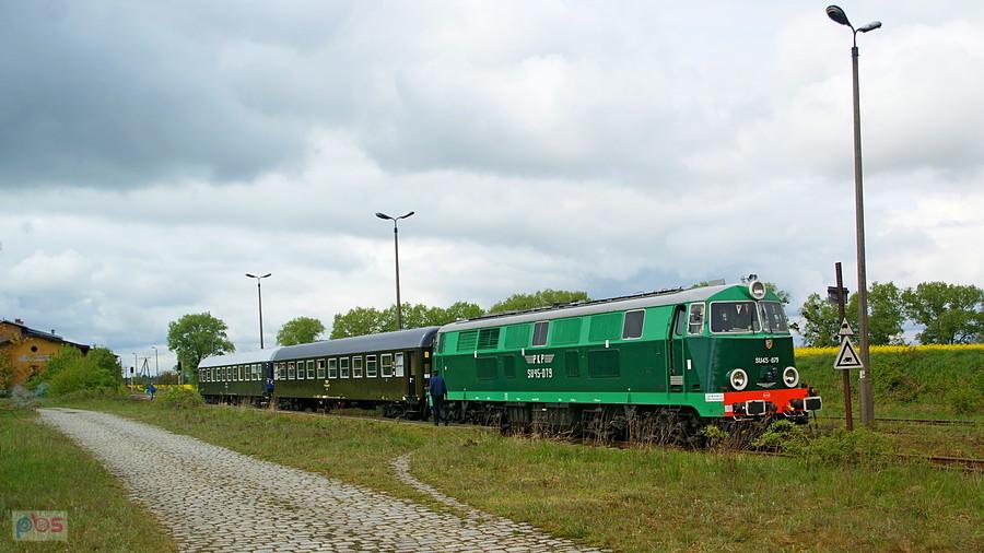 SU45-079 z pociągiem specjalnym ,,Fiatem po Podsudeckiej,, w stacji Twardawa