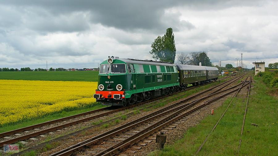 SU45-079 z pociągiem specjalnym ,,Fiatem po Podsudeckiej,, w drodze do Kędzierzyna Koźla