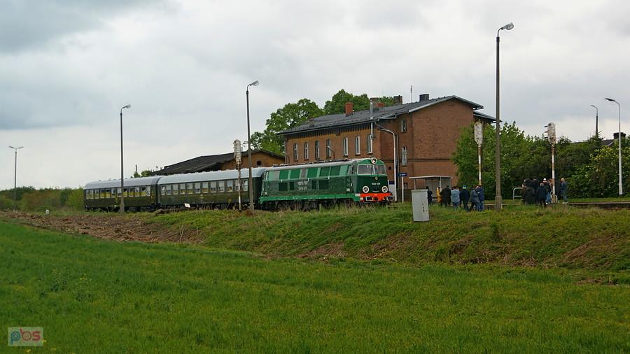 SU45-079 z pociągiem specjalnym ,,Fiatem po Podsudeckiej,, w stacji Twardawa