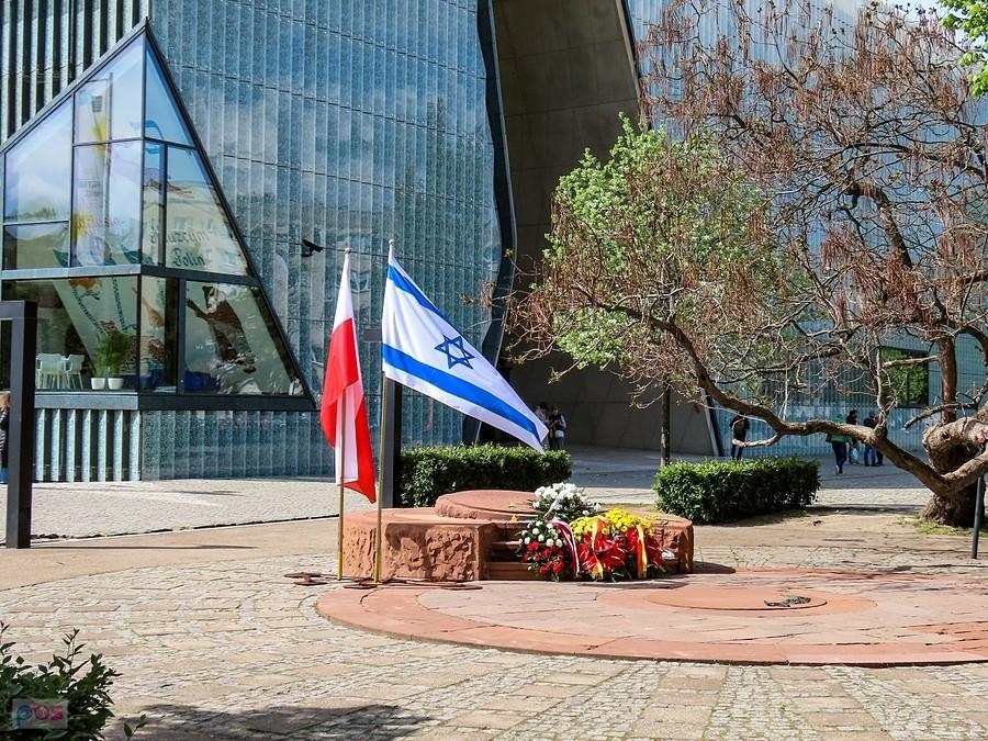 Pierwszy pomnik Bohaterów Getta przed wejściem do muzeum POLIN