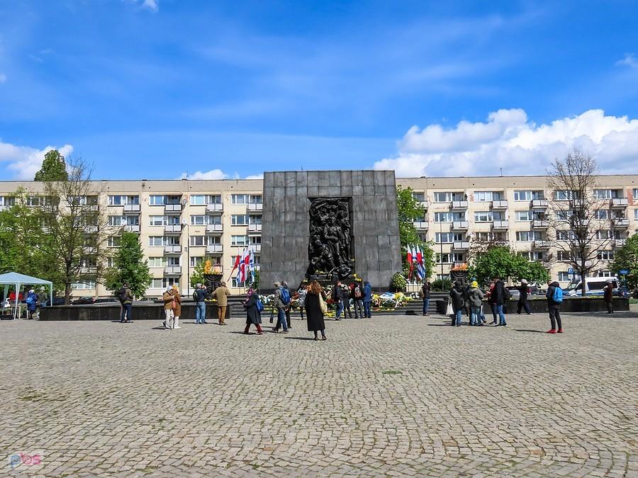 Plac przed pomnikiem Bohaterów Getta