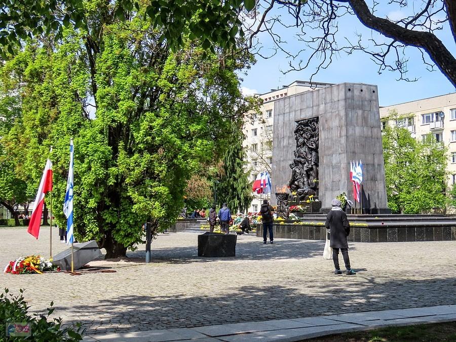 Kamień Żegoty, dąb Pamięci i pomnik Bohaterów Getta