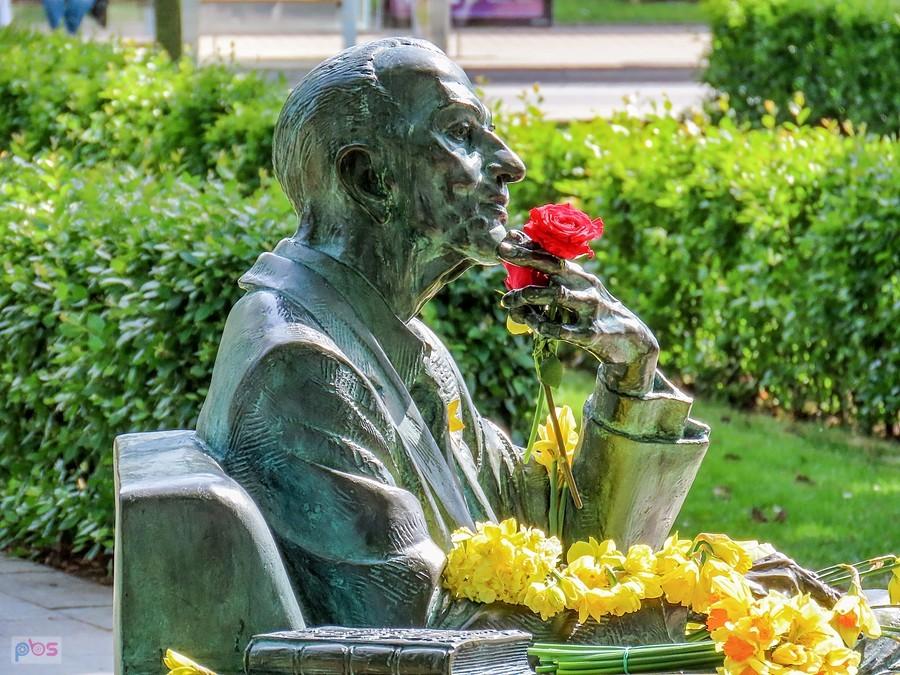 Jan Karski obsypany kwiatami