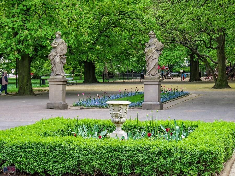 Ogród Saski - rzeźby personifikujące Malarstwo i Rzeźbiarstwo