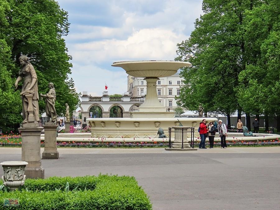 Pod fontanną pusto, nie dali jeszcze wody