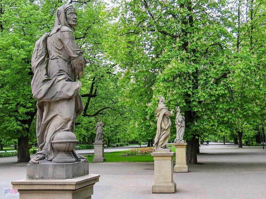 Ogród Saski - na pierwszym planie rzeźba personifikująca Geografię