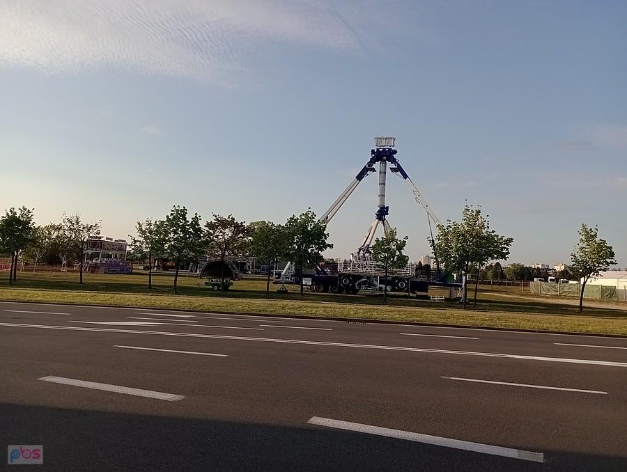 Przy Piastów Śląskich rozbijają wesołe miasteczko. Tylko pogoda powinna być inna