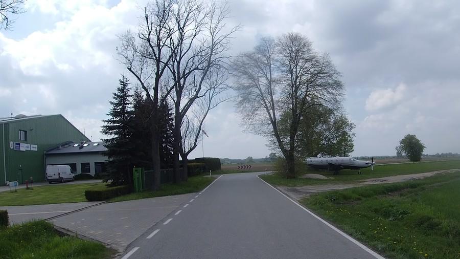 Droga przy hangarach lotniska