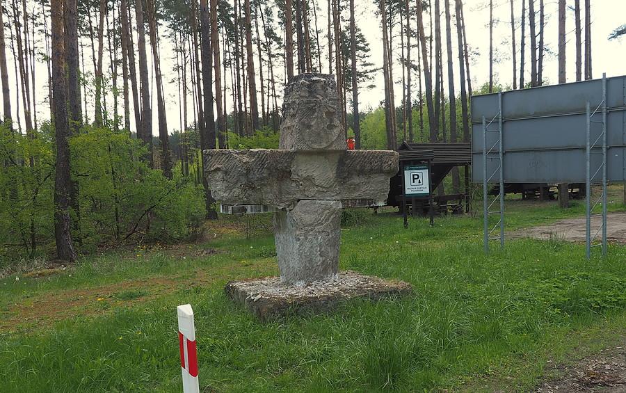 Pomniki również kruszeją