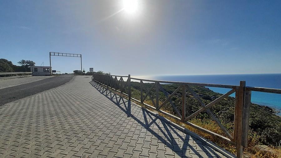 Zdezelowany wjazd do rezerwatu, Karpaz.