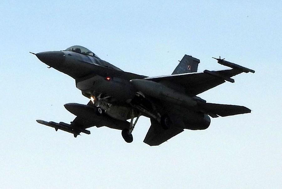 Lądująca F16-tka