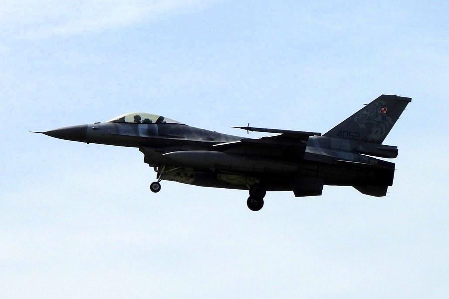 F16 nad poznańskimi Krzesinami