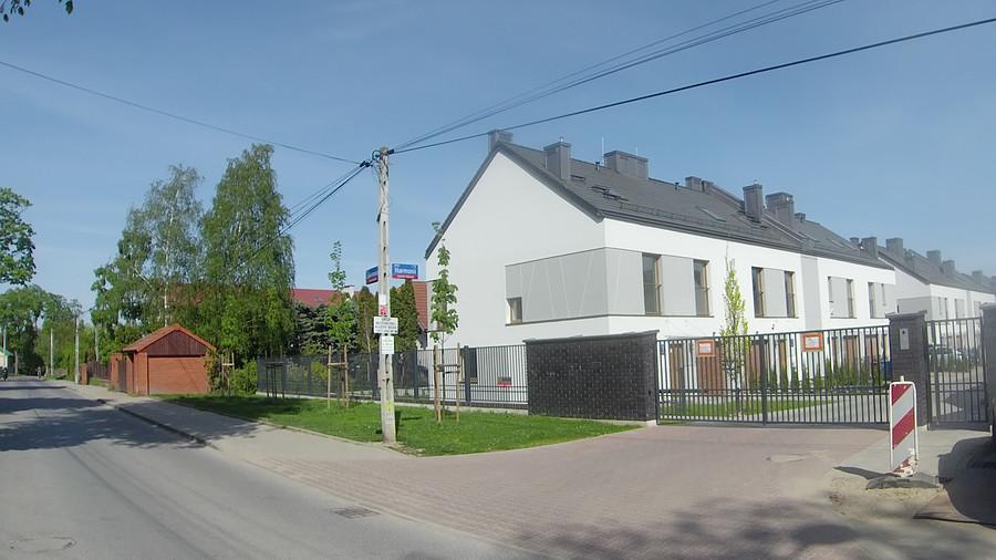 Ulica Fortepianowa na zamkniętym osiedlu
