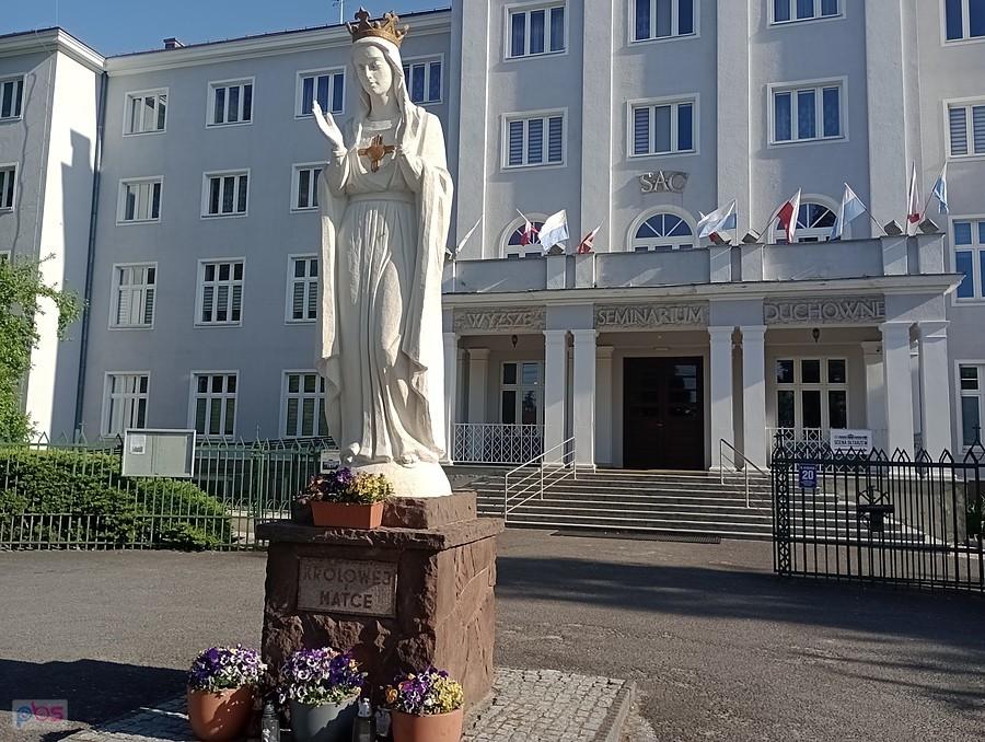 Figura Królowej Matki przy Wyższym Seminarium Duchownym w Ołtarzewie