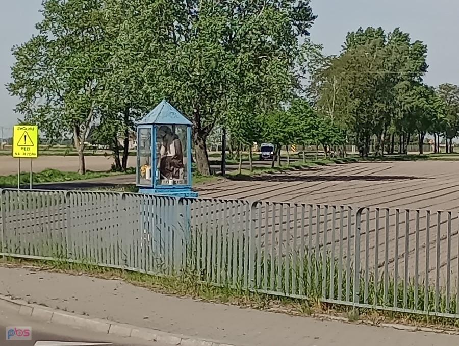 Chrystus frasobliwy przy rondzie w Pilaszkowie