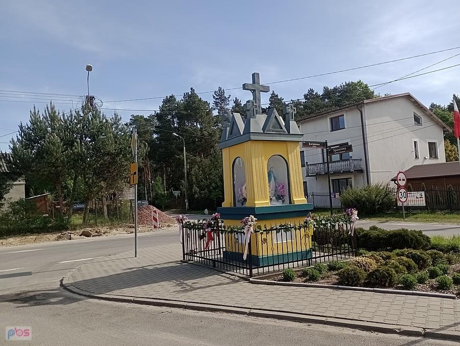 Kapliczka w Mariewie zmieniła chyba kolor. Kiedyś była niebieska, jeśli dobrze pamiętam