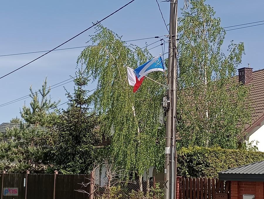 Święto flagi. Tu narodowa i druga gminy Stare Babice, ale takie wisiały tylko w Lipkowie