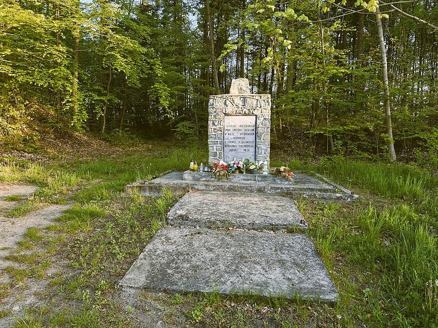 Pomnik upamiętnający zamordowanych mieszkańców w trakcie II Wojny Światowej