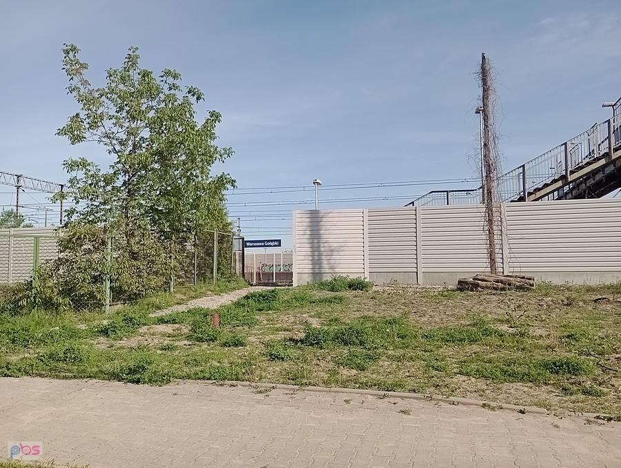 Stacja Warszawa Gołąbki zakryta płotem