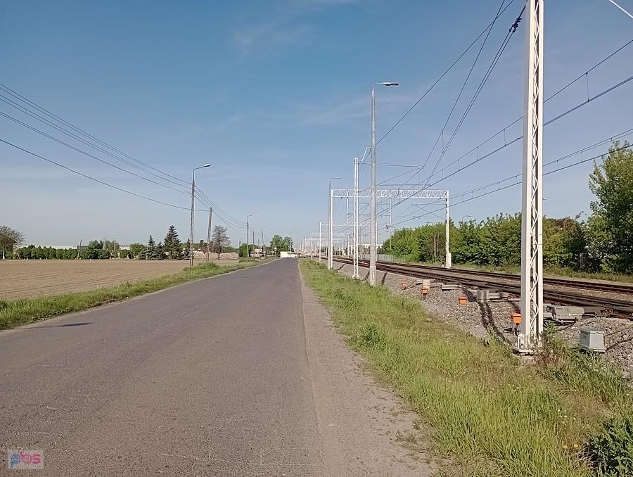 Droga wzdłuż torów