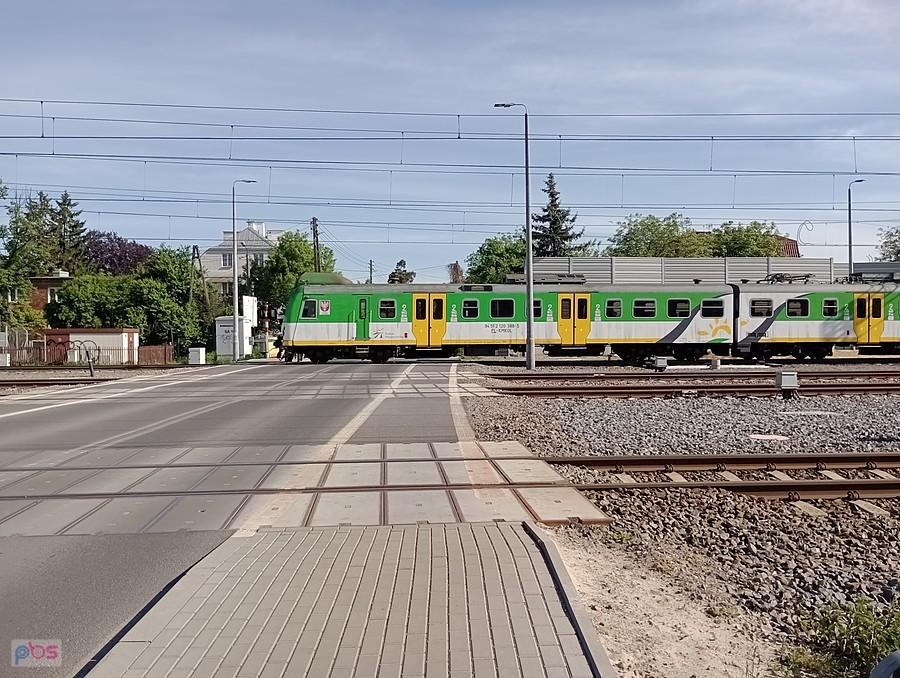 A tu drugi pociąg na przejeździe