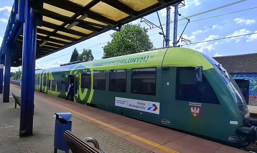 Szynobus w barwach Warty Poznań
