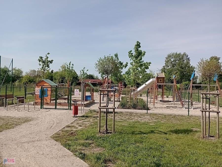 Plac zabaw na wyjeździe z lasu