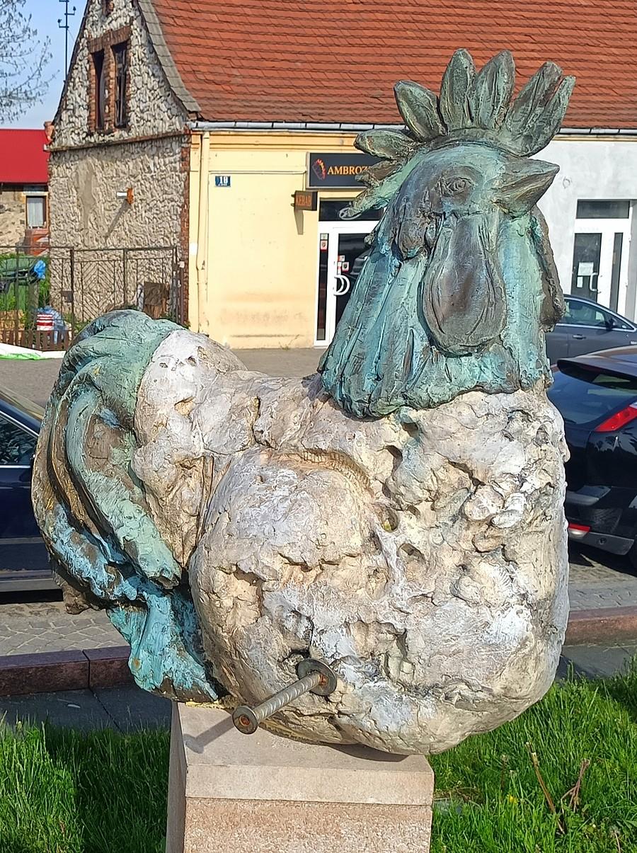 Rzeźby Jerzego Kędziory na Rynku w Olsztynie.