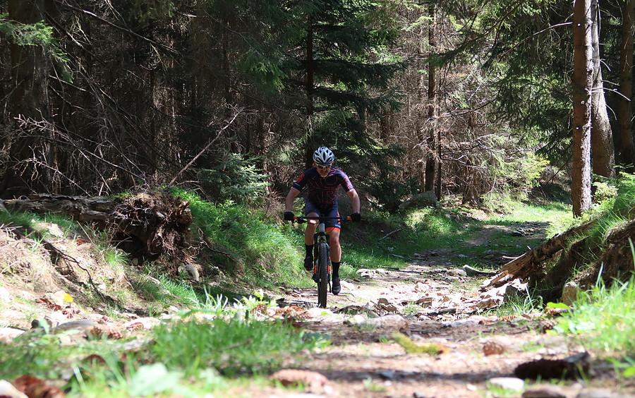 Rasowy MTB-owiec na rasowym górskim terenie