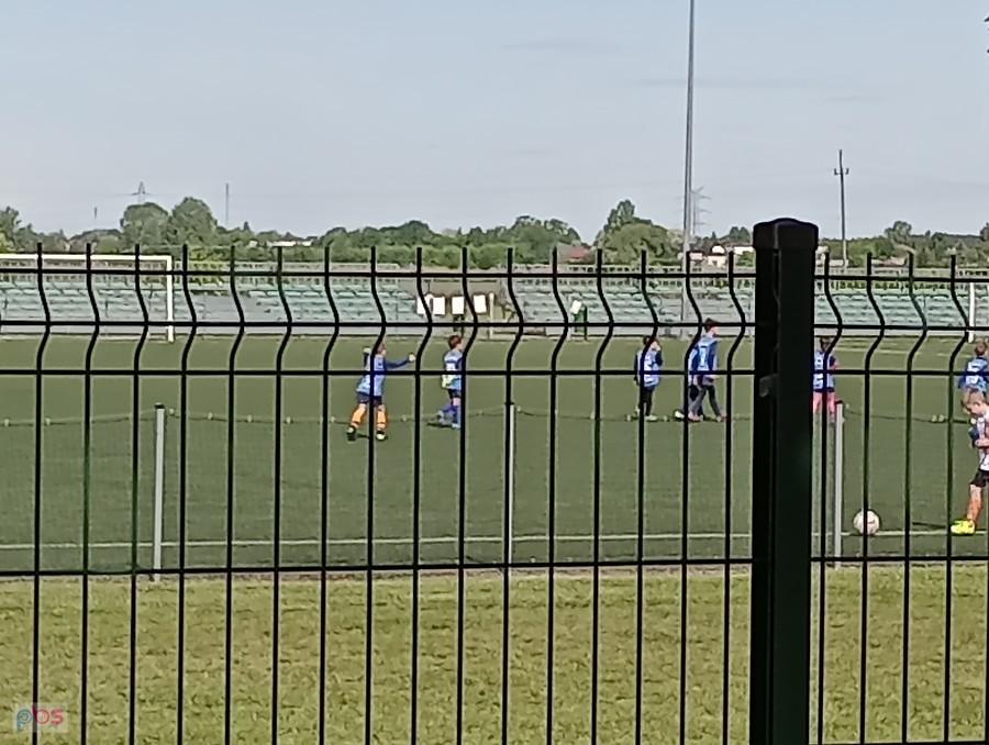 Na stadionie w Zielonkach chyba zawody chłopców w piłę nożną. Sądząc po strojach, było kilka zespołów.