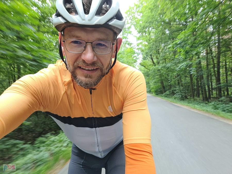 Rowerzysta na leśnej drodze