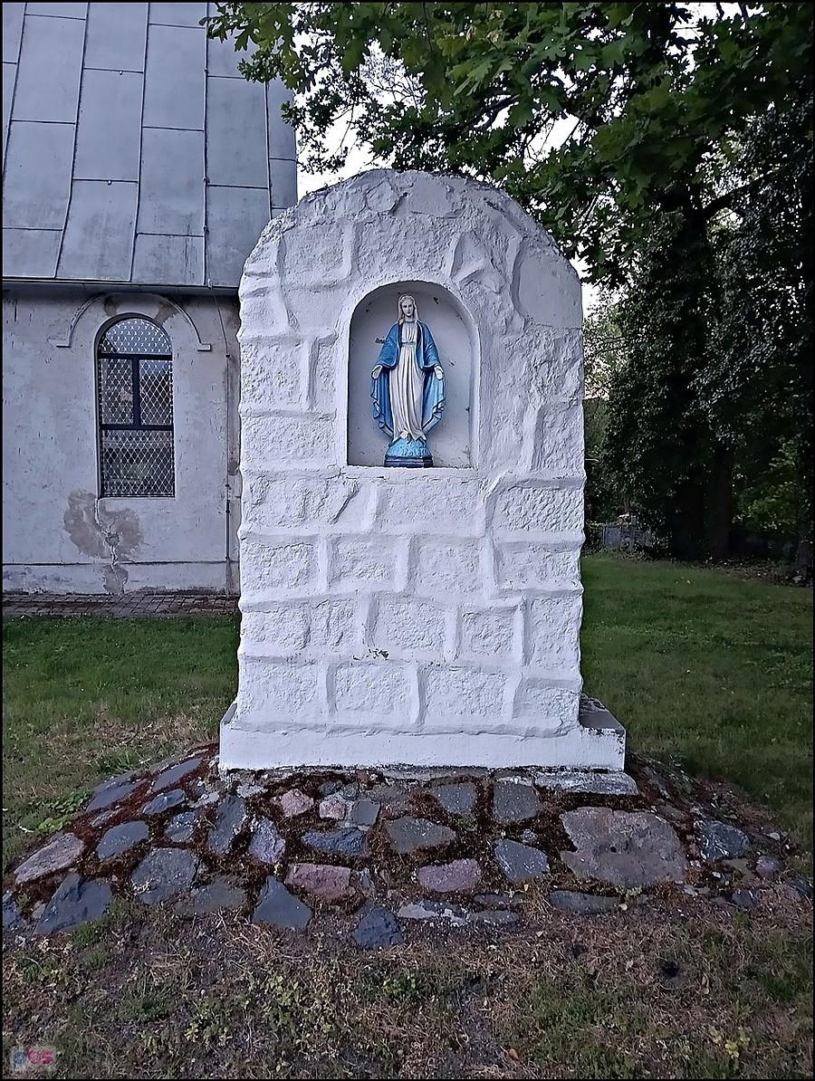 Dawny pomnik wojenny przerobiony na kapliczkę Maryjną w Ligocie Wielkiej