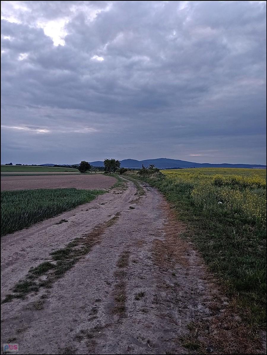 Polna droga i widok na Masyw Ślęży