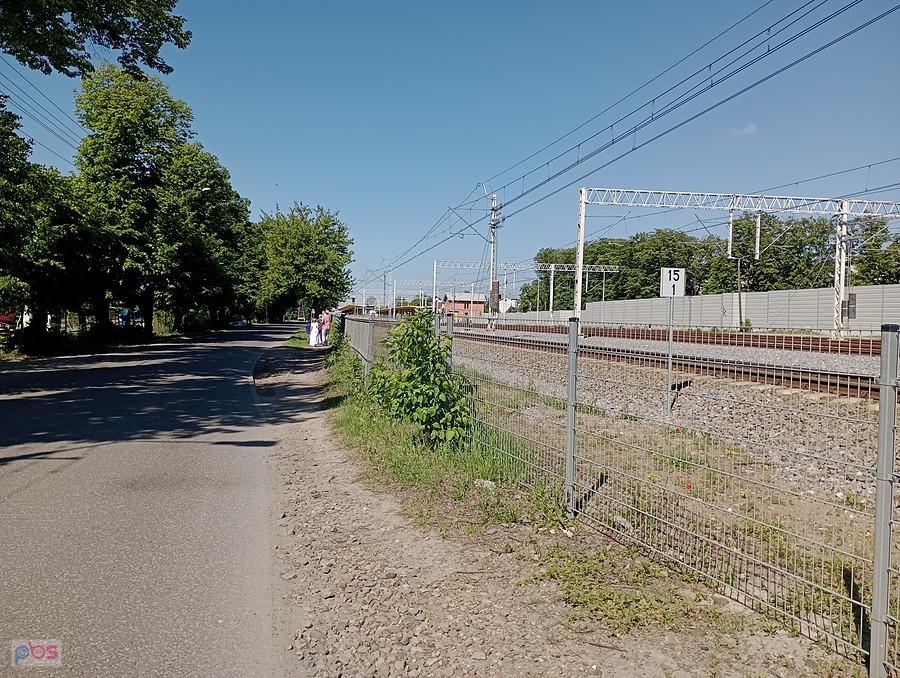 Wzdłuż torów do Ożarowa
