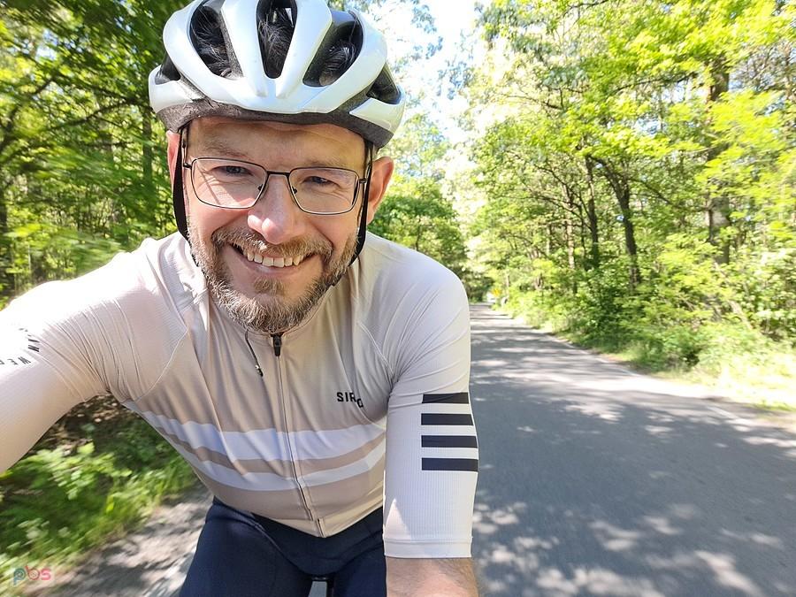 Rowerzysta na leśnej drodze