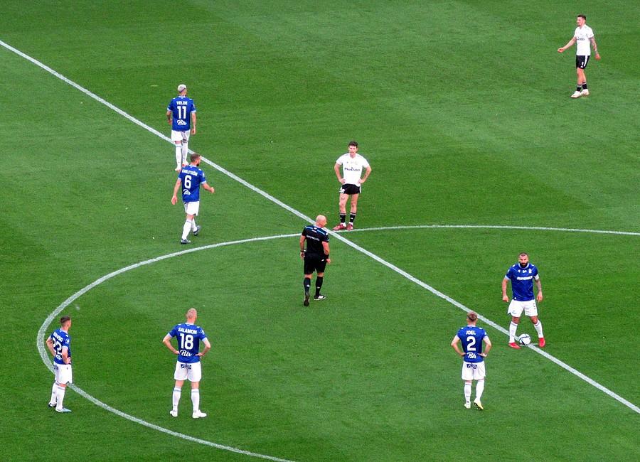 Początek meczu Lech - Legia