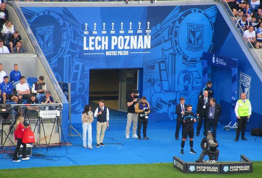 Wejście na murawę i dziennikarze