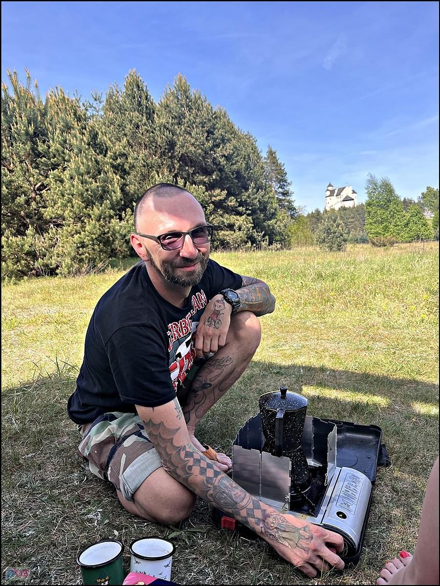 Przerwa na kawę pod zamkiem w Bobolicach