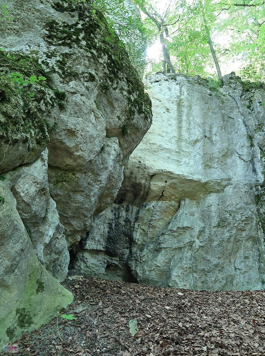 Skały z jaskinią Komarową
