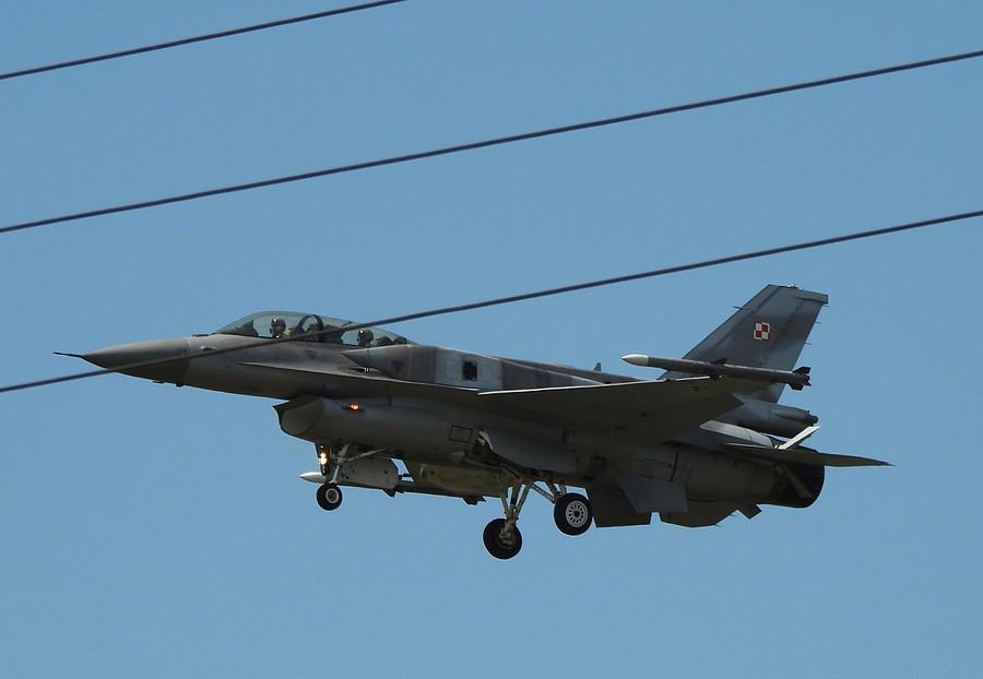 F16 pod drutami