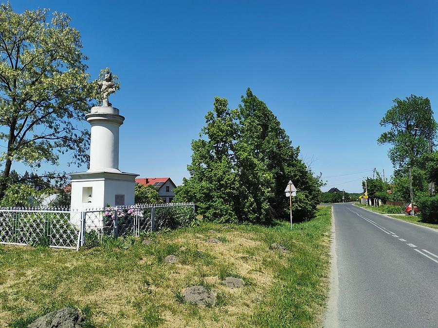 Kapliczka przydrożna w Pęcławiu