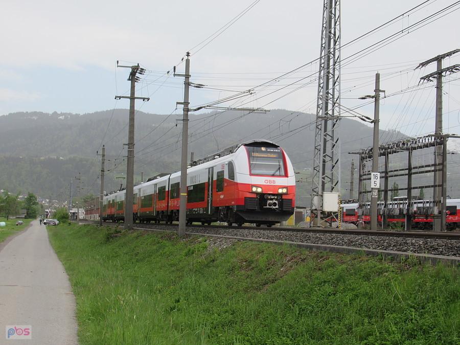 Siemens Desiro 4748 518-9 mija stację Wolfurt