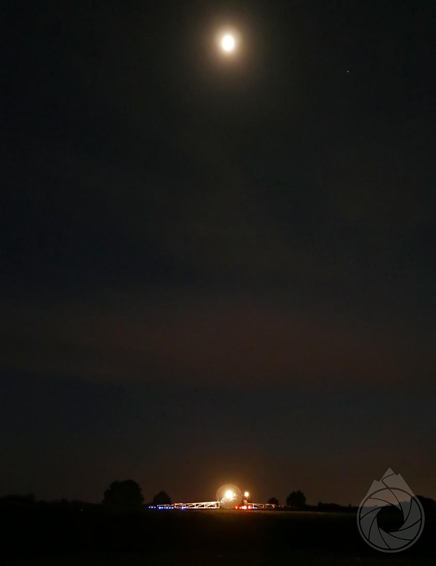 to nie UFO pod księżycem,to kombajn z opryskiem!