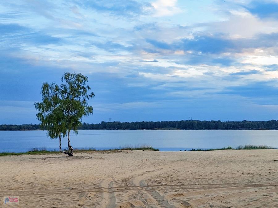 Zbiornik wodny "Poraj" widziany ze wschodniego brzegu w miejscowości Masłońskie