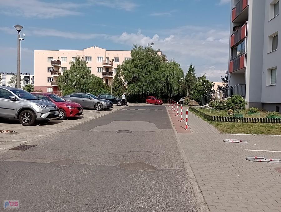 Przejazd po osiedlowych uliczkach, bo ddr na Powstańców Śląskich na pewnym odcinku zagrodziła policja