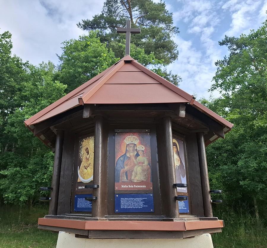 Odrestaurowana kapliczka