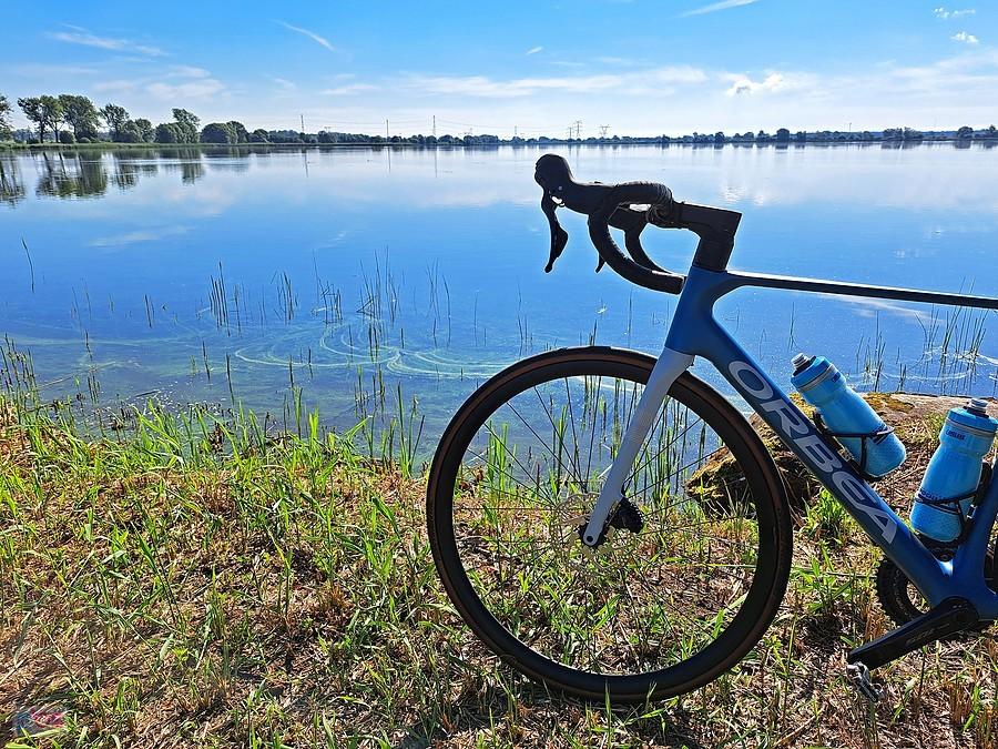 Rower przy jeziorze