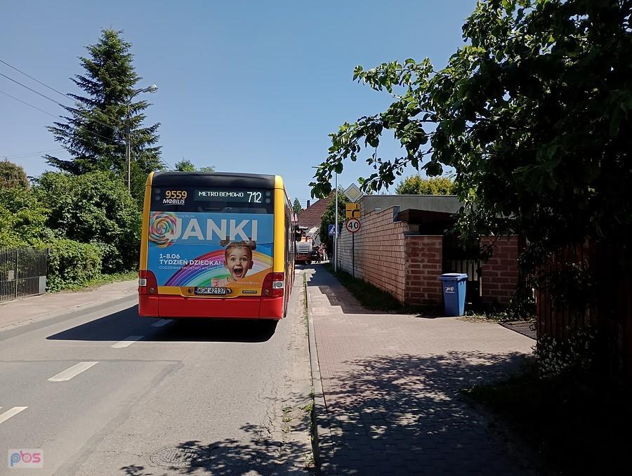 W oczekiwaniu na umożliwienie przejazdu przez ekipę zdejmującą asfalt